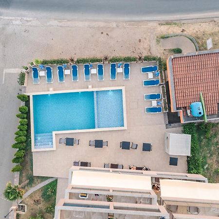 Lux Hotel M Добра вода Екстериор снимка