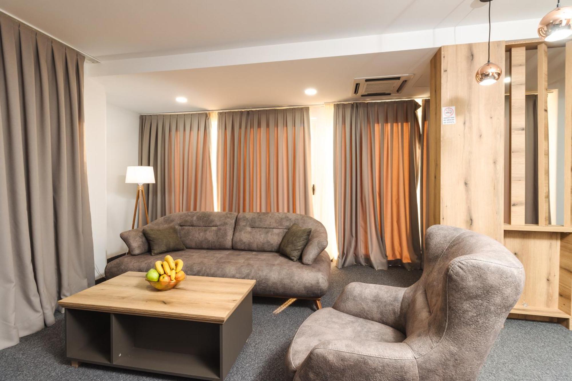 Lux Hotel M Добра вода Екстериор снимка