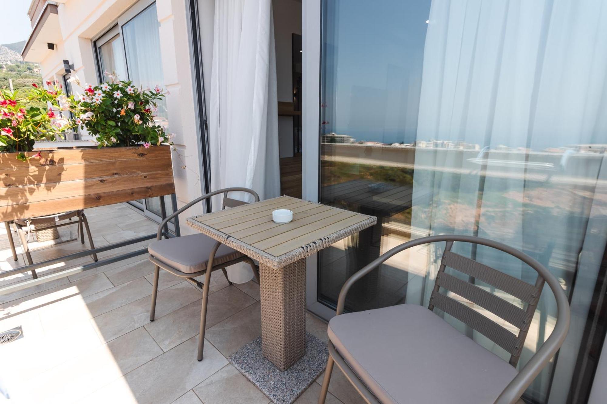 Lux Hotel M Добра вода Екстериор снимка