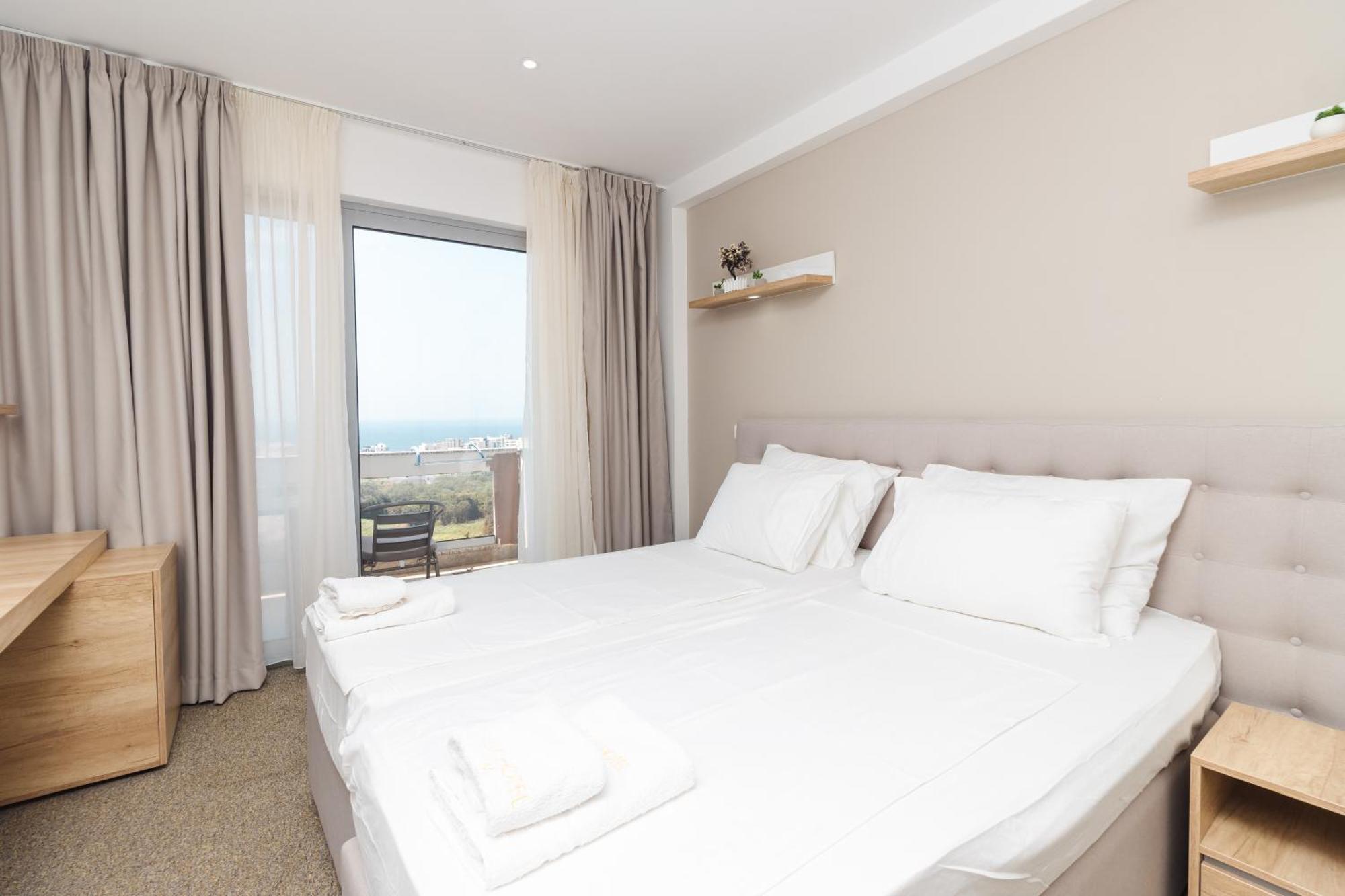 Lux Hotel M Добра вода Екстериор снимка
