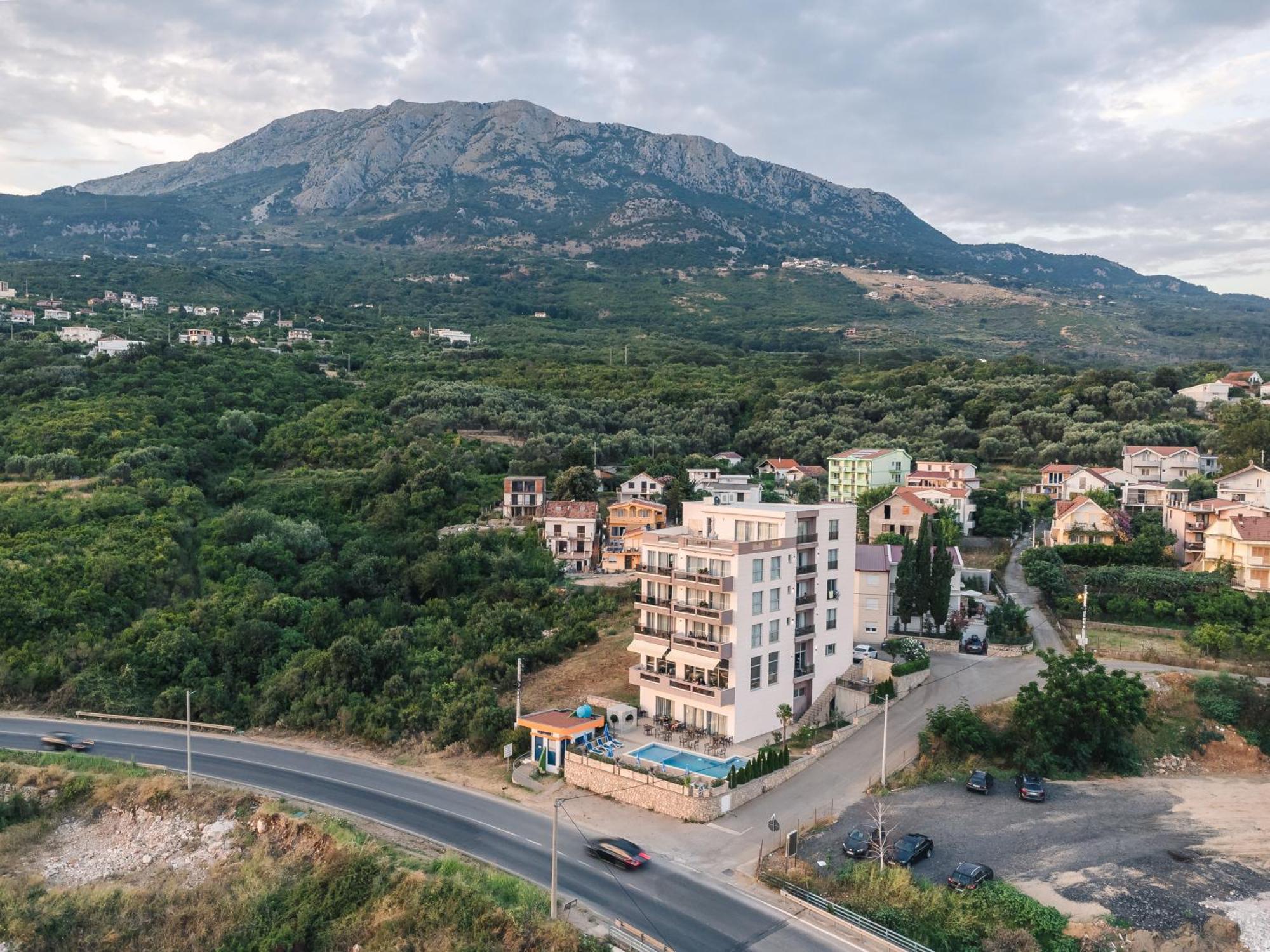 Lux Hotel M Добра вода Екстериор снимка