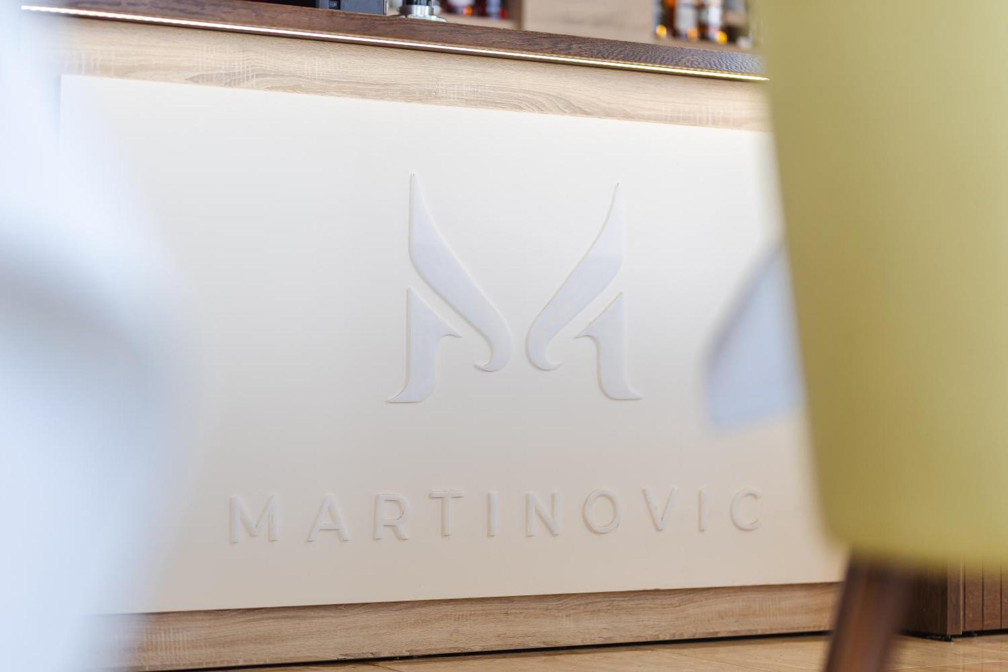Lux Hotel M Добра вода Екстериор снимка
