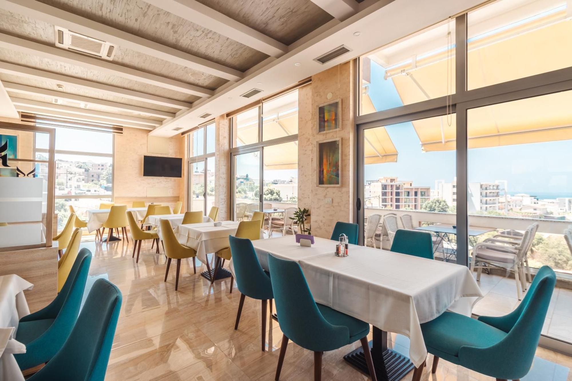 Lux Hotel M Добра вода Екстериор снимка