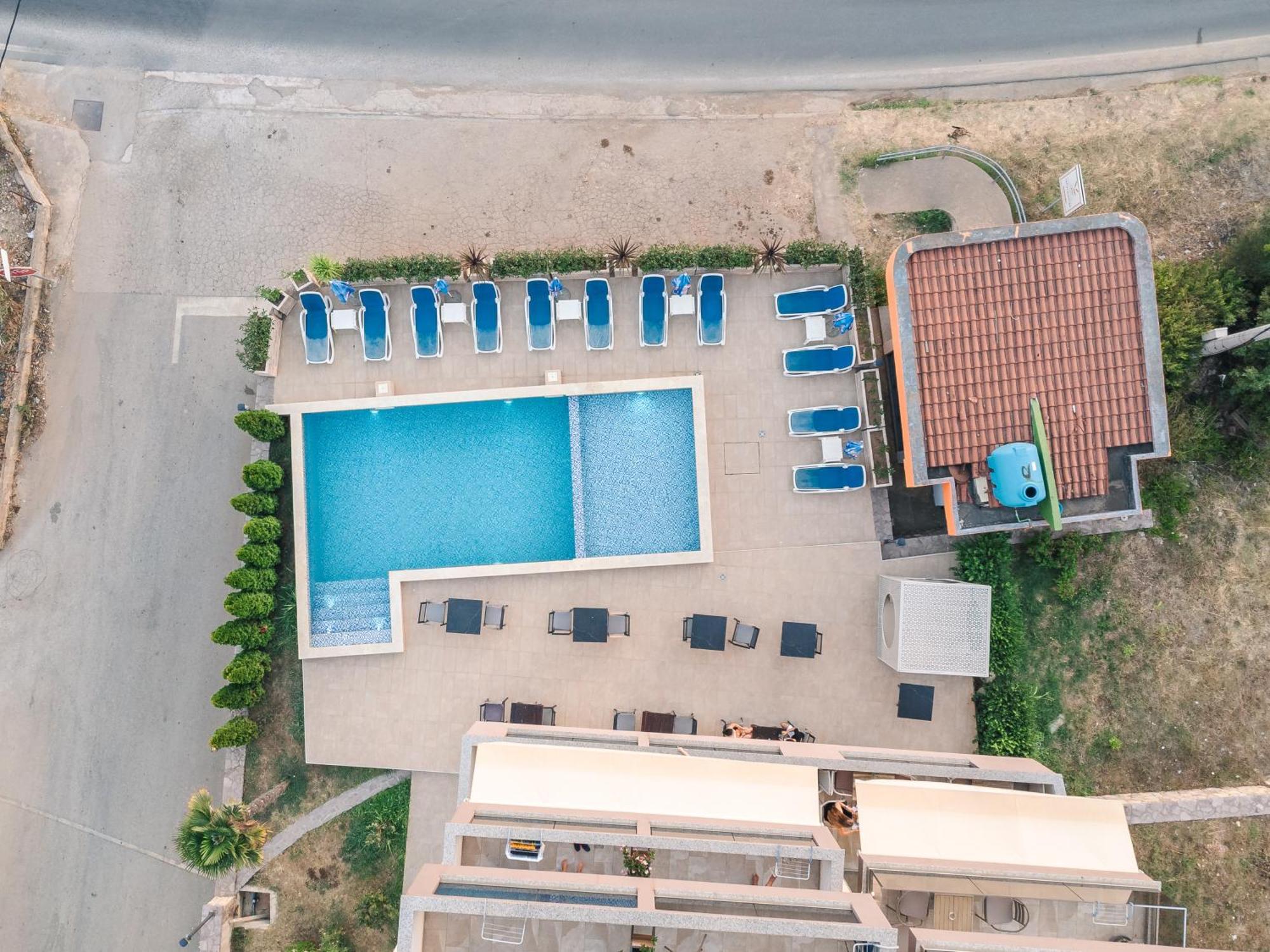 Lux Hotel M Добра вода Екстериор снимка