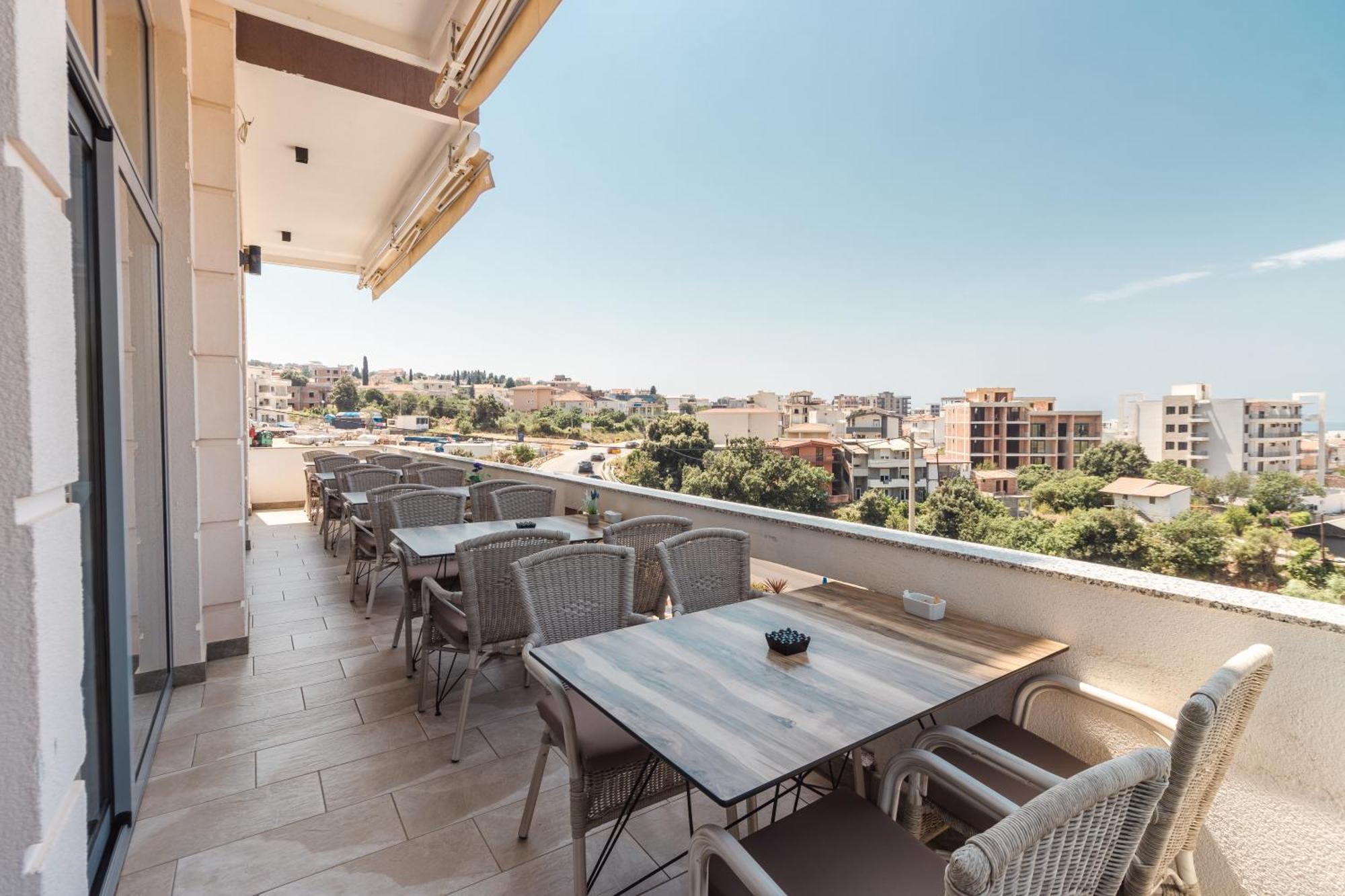 Lux Hotel M Добра вода Екстериор снимка