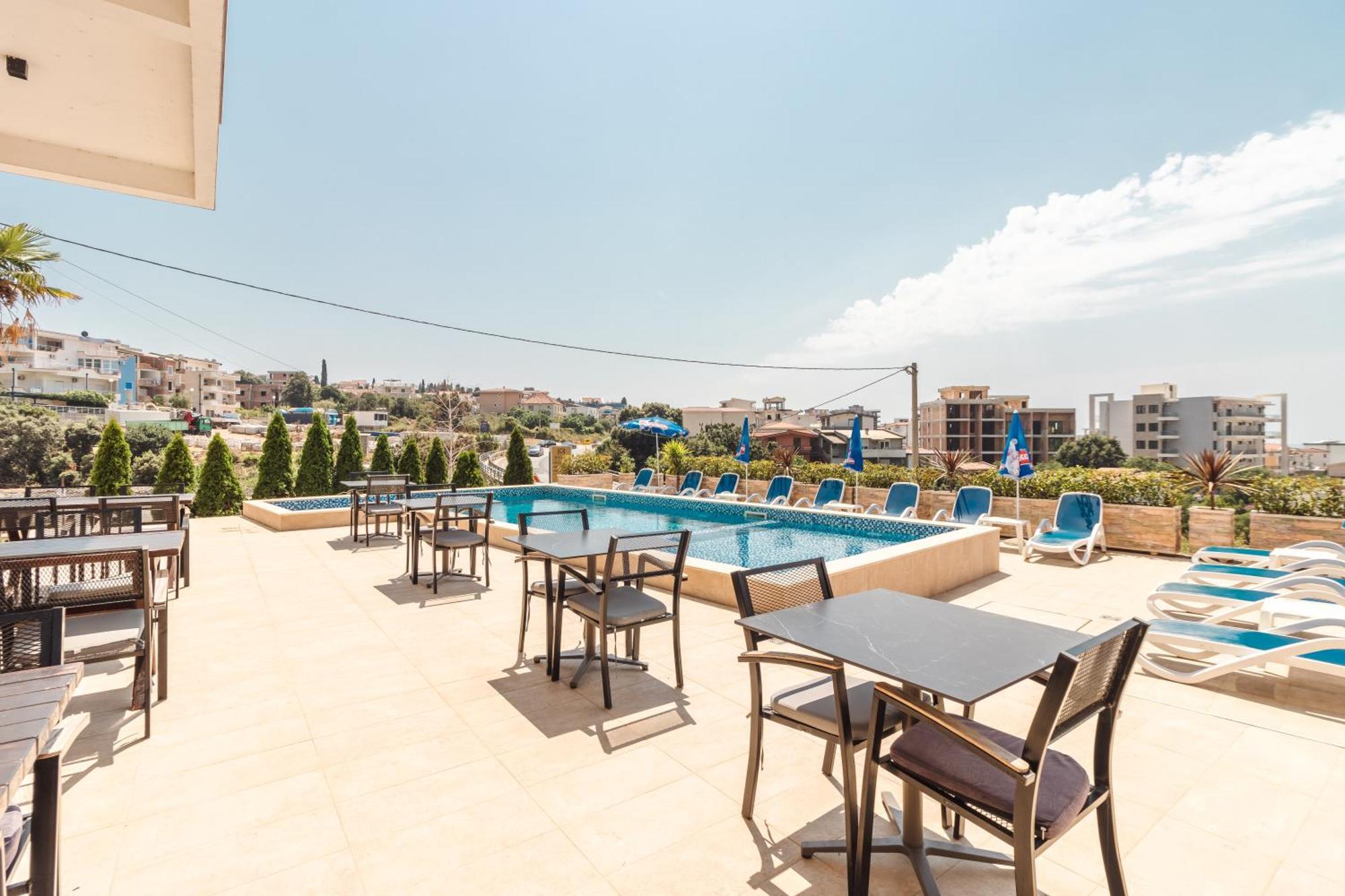 Lux Hotel M Добра вода Екстериор снимка