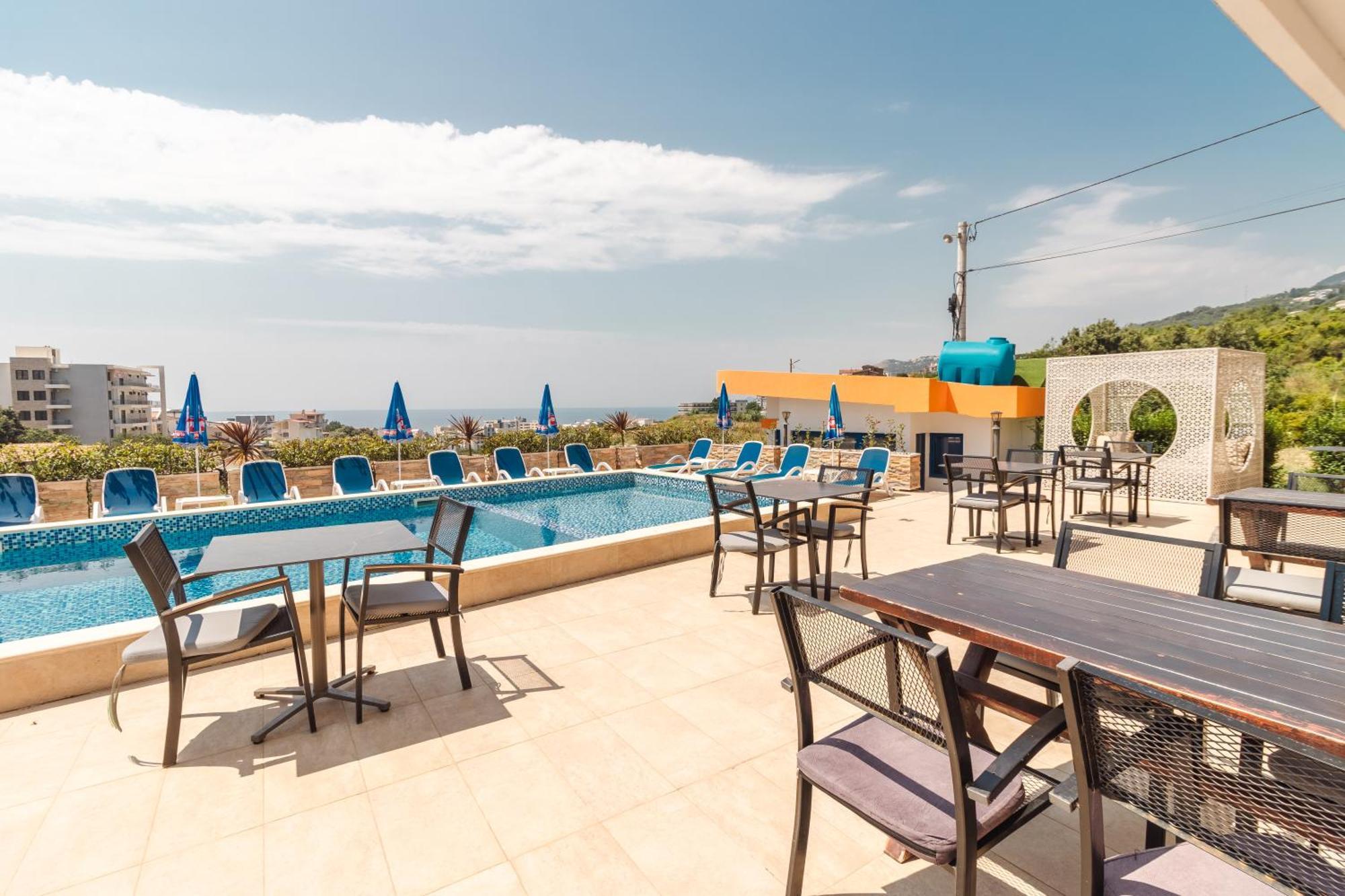 Lux Hotel M Добра вода Екстериор снимка
