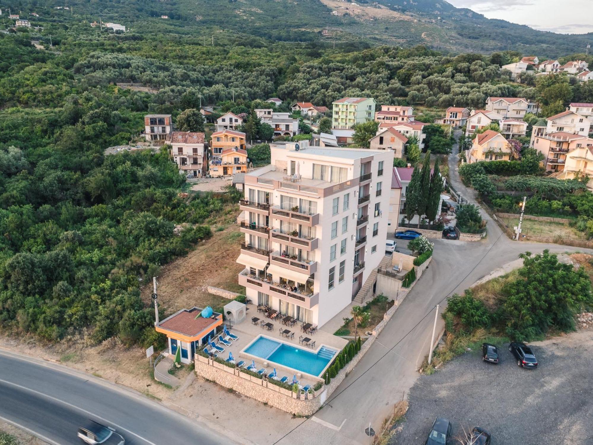 Lux Hotel M Добра вода Екстериор снимка