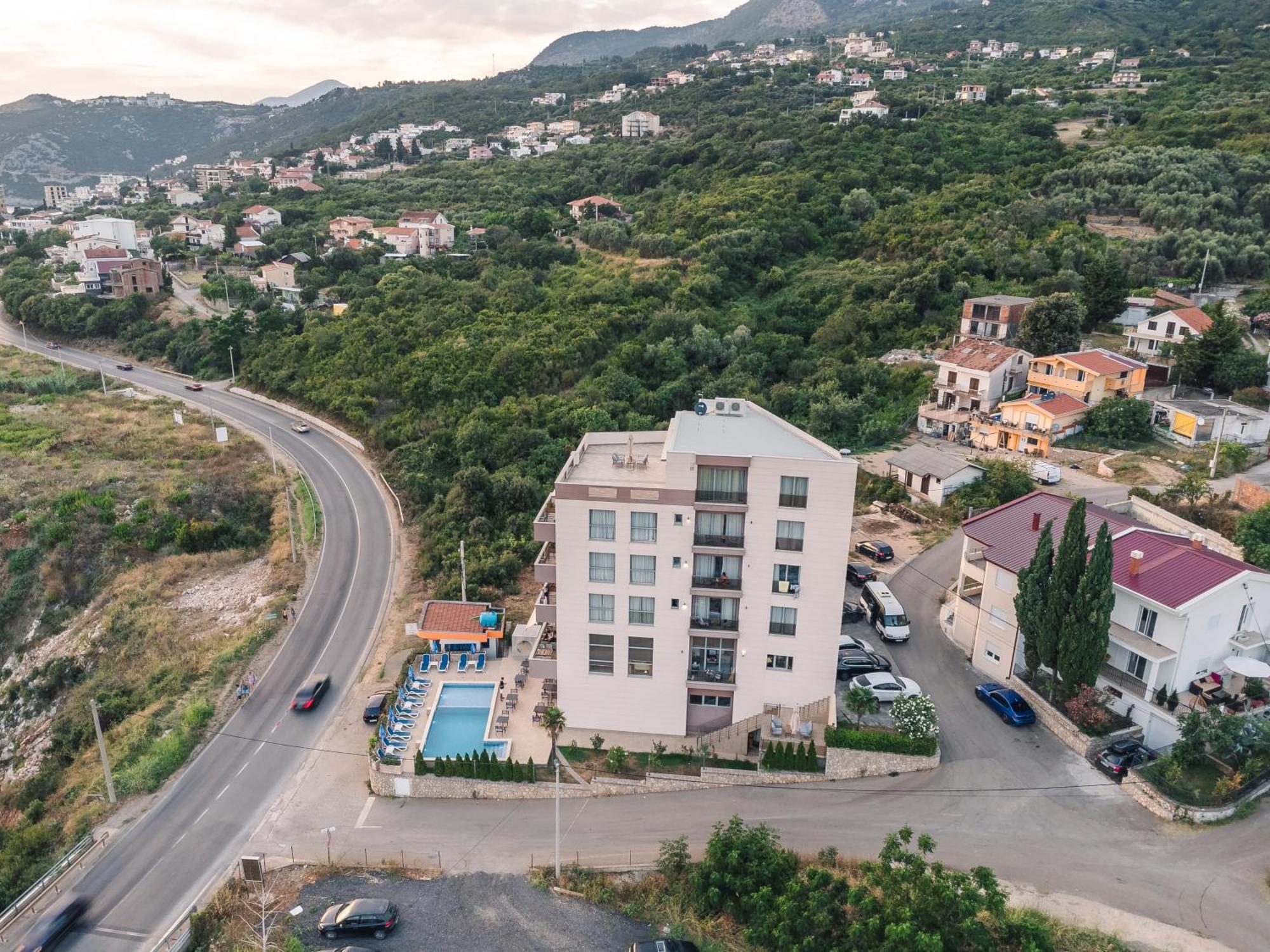Lux Hotel M Добра вода Екстериор снимка