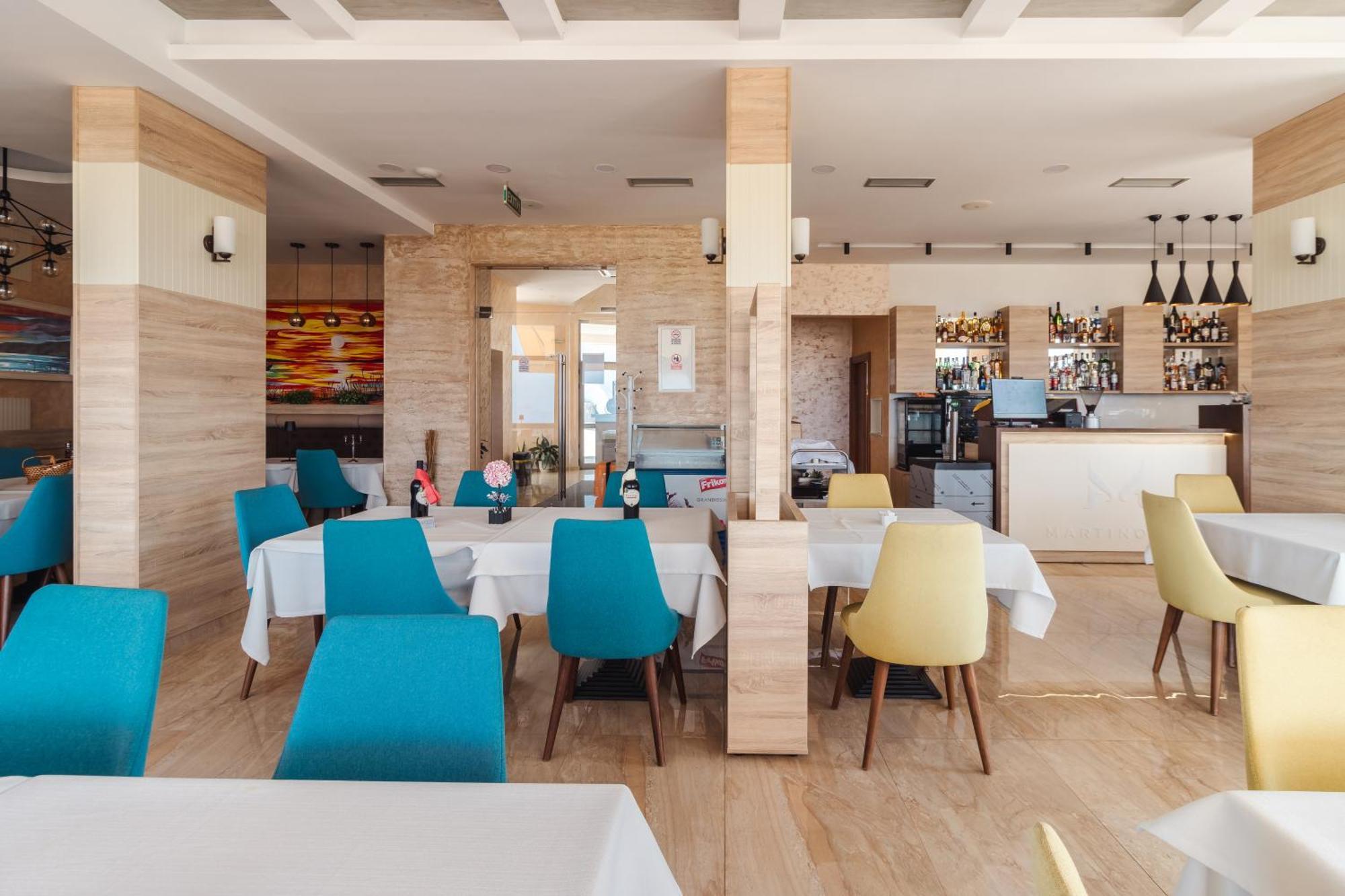 Lux Hotel M Добра вода Екстериор снимка