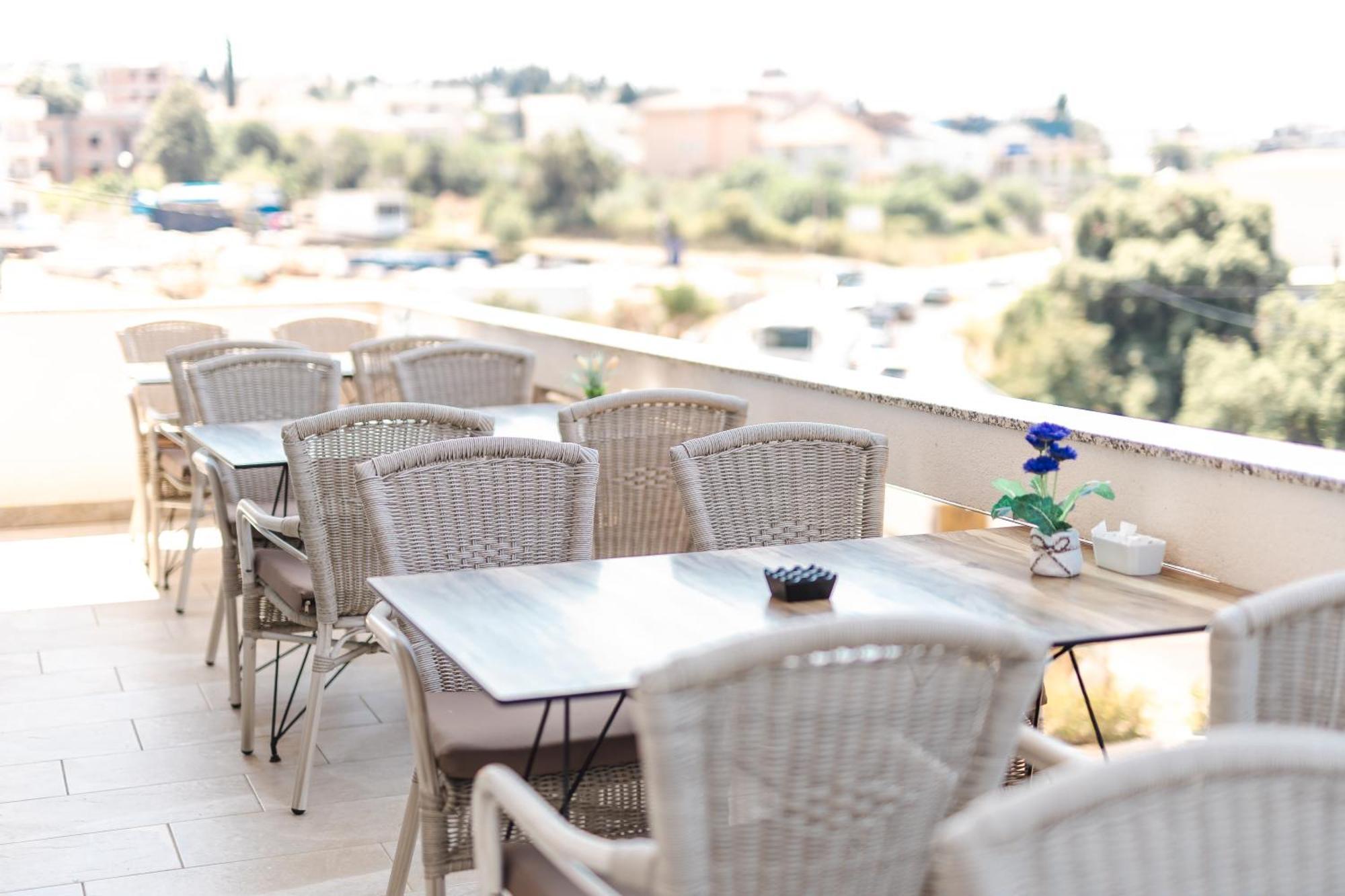 Lux Hotel M Добра вода Екстериор снимка