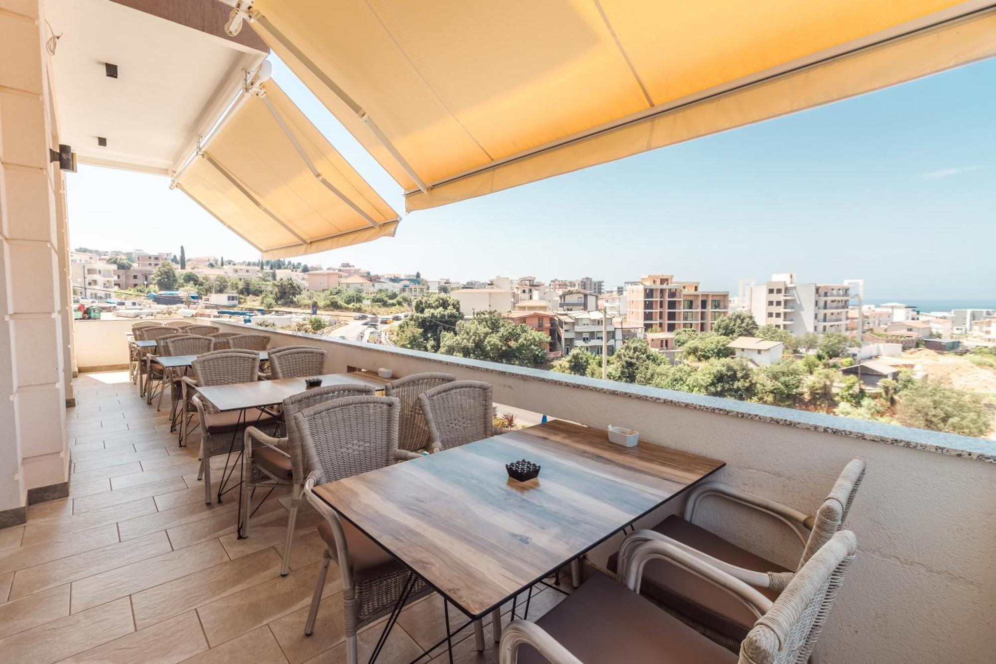 Lux Hotel M Добра вода Екстериор снимка