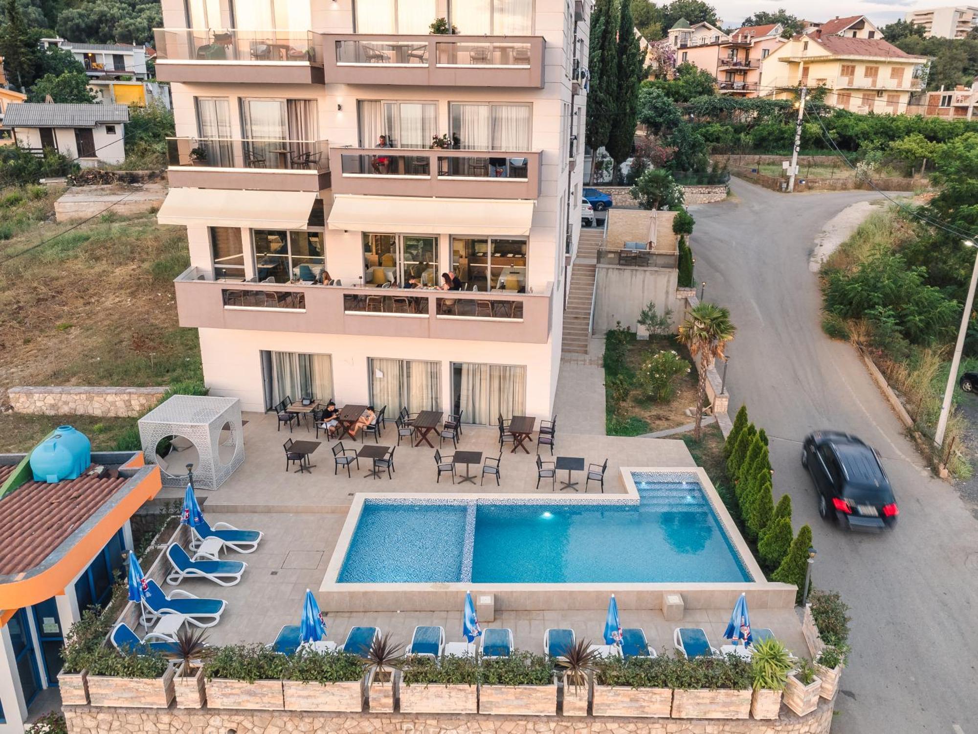 Lux Hotel M Добра вода Екстериор снимка